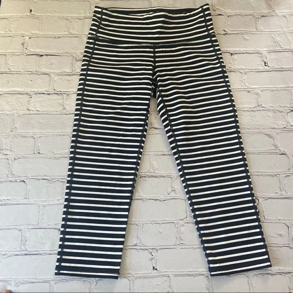Athleta Chaturanga Black & White Striped Cropped Leggings Yoga Pants Size Small